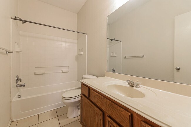 Building Photo - $1850 3 Bed/2 Bath/2 Garage Ready for Move-in Home in Mustang Creek