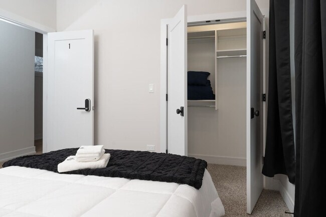 Building Photo - 3723 S Giles Ave