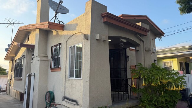 Building Photo - EPIC REA: Charming 2 Bed/ 1 Bath Home in Oakland’s Foothill Neighboorhood