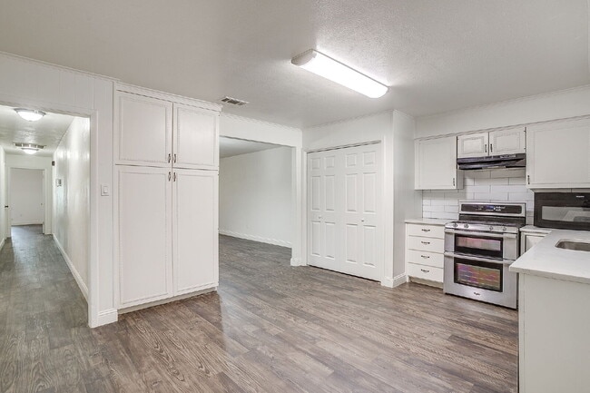 Building Photo - Spacious, Recently Updated Duplex!