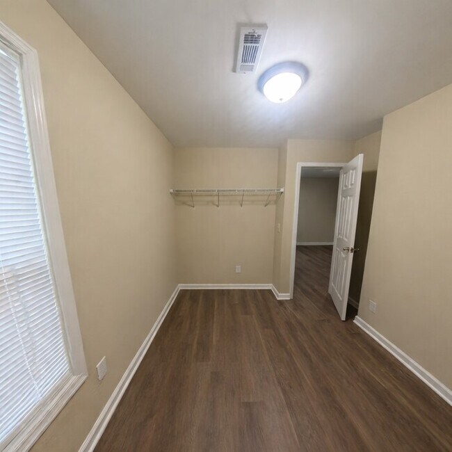 Building Photo - 182 N Burson Ave