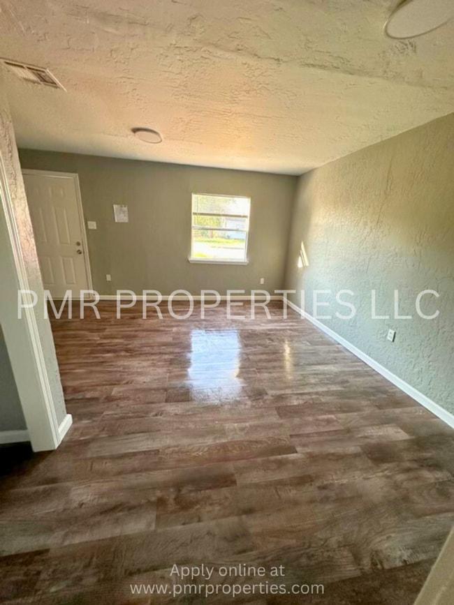 Building Photo - 2 Bedrooms / 1 Bathroom House