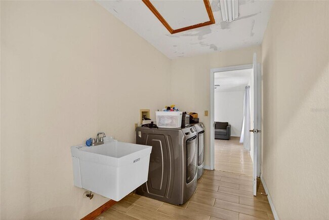 Building Photo - 15047 Woodbury Rd