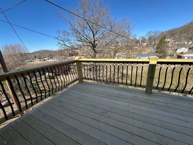 Building Photo - 5 Bedroom / 3 Bath Home Kingsport, TN