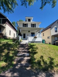 Building Photo - AVAILABLE October 1st! - 3 BED 1 BATH Home!