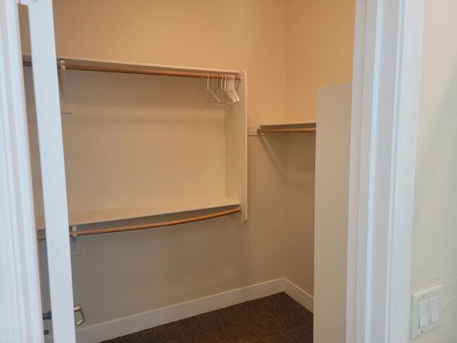 Building Photo - 3-Bedroom / 2-Bathroom Home with Attached ...