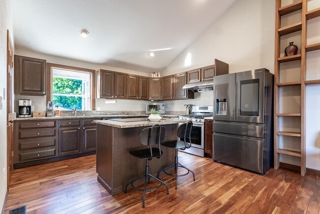 Building Photo - 242 W Lake Sammamish Pkwy SE