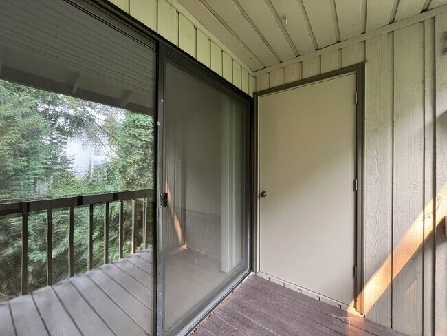 Building Photo - Beautiful Upper-Level Condo in the Heart of Multnomah Village with Private Covered Balcony and In...