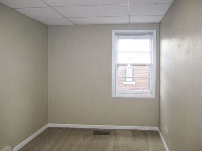 Building Photo - 117 E Cherry St