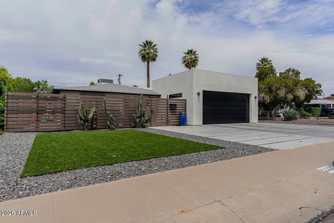 Building Photo - 2220 E Weldon Ave