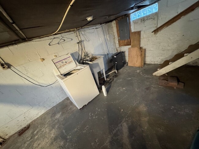 Building Photo - 800 S Depeyster St