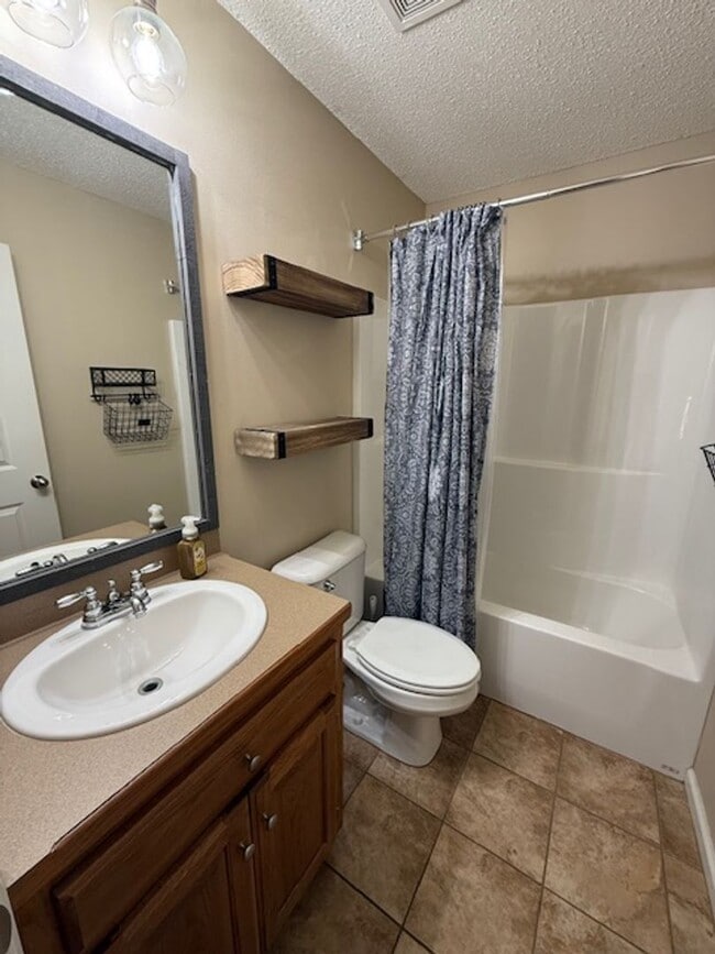 Building Photo - Home for Rent in Benton