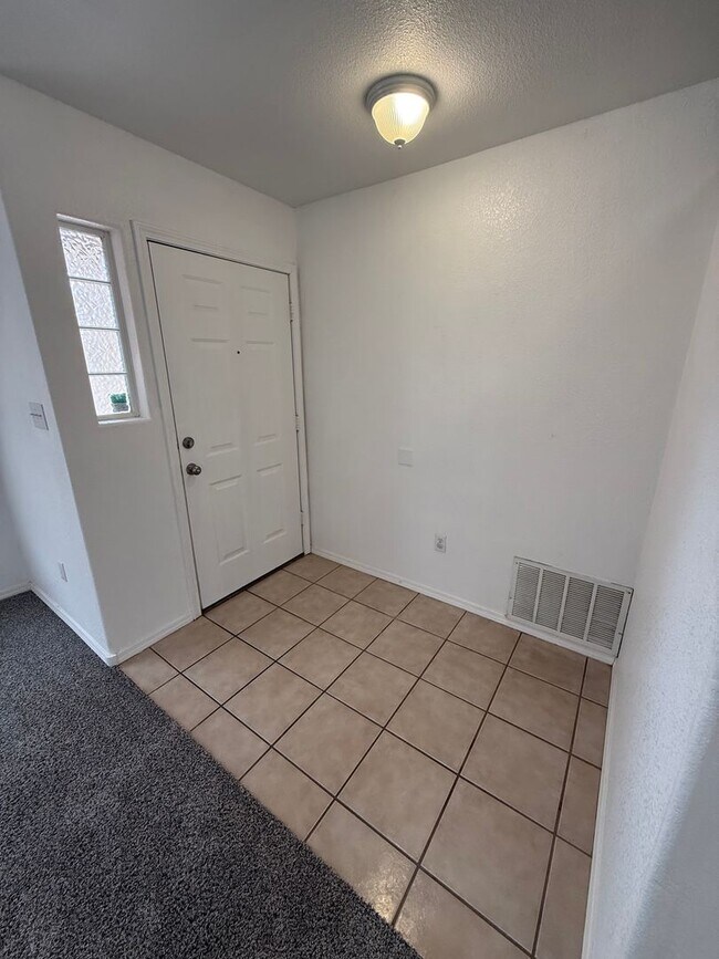 Building Photo - Spacious 5-Bedroom Home with 2 Living Areas – 2,270 Sq Ft Near Porter Dr.