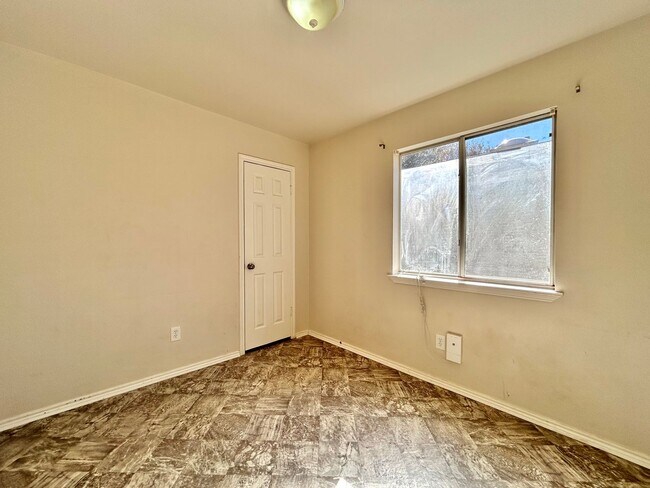 Building Photo - Bright and Comfortable 3BR/2BA Home with Garage & Backyard