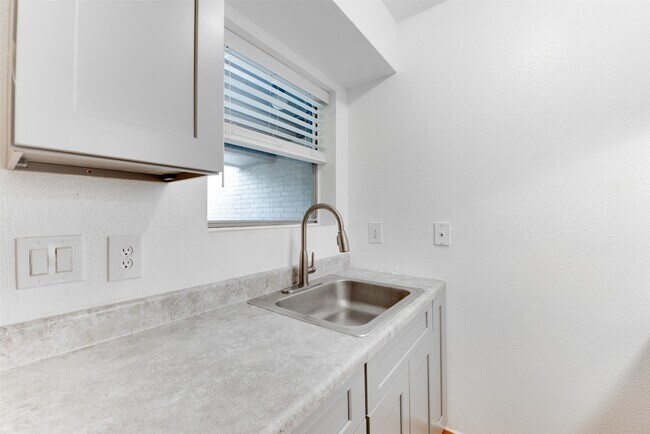 Building Photo - 2021 Spenwick Dr