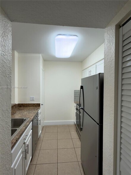 Building Photo - 2811 N Oakland Forest Dr