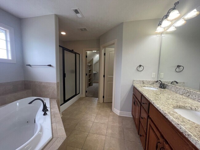 Building Photo - Home For Rent Papillion
