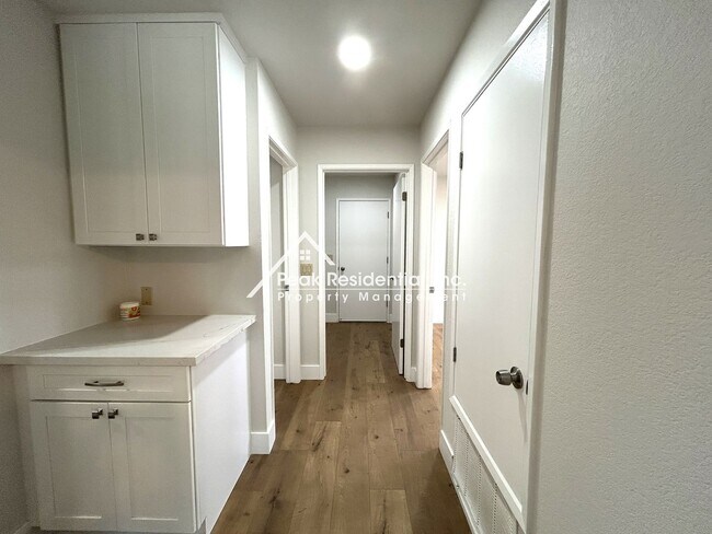 Building Photo - 7400 Martignetti Ct