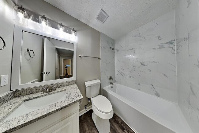Building Photo - 2818 Silver Falls Dr