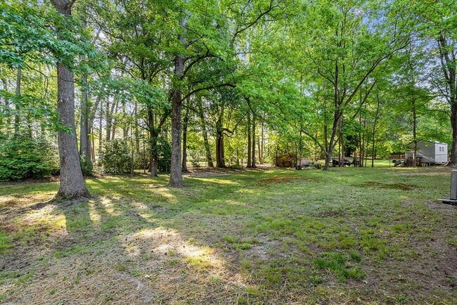 Building Photo - AVAILABLE NOW!! 4 bedroom Brick Ranch Style Home