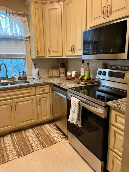 Building Photo - 4281 Hibiscus Dr