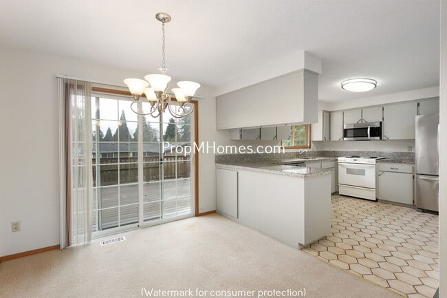 Building Photo - Spacious Four Bedroom Split-Level Home In Milwaukie!