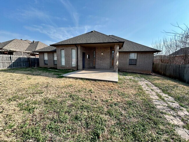 Building Photo - AVAILABLE NOW - $500 OFF FIRST FULL MONTH - Beautiful Home In Edmond School District!