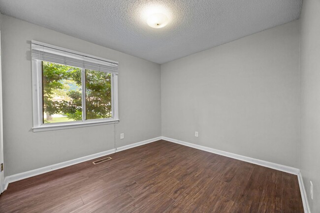 Building Photo - 3 Bedroom 2 Freshly Remodeled Bathrooms