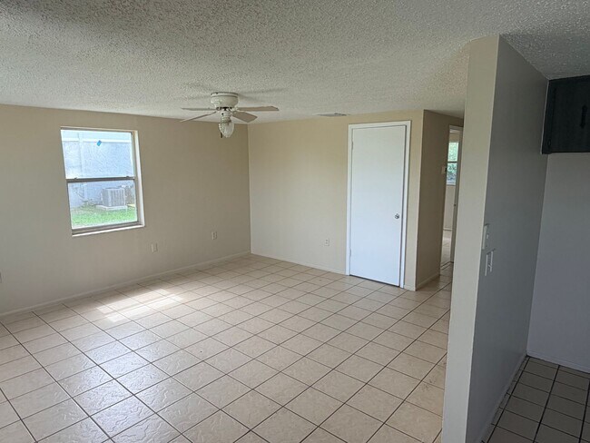 Building Photo - 2/1 in New Port Richey