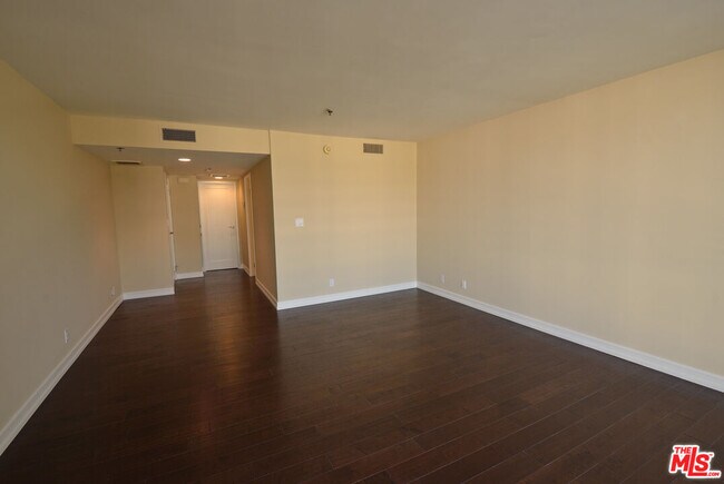 Building Photo - 10660 Wilshire Blvd