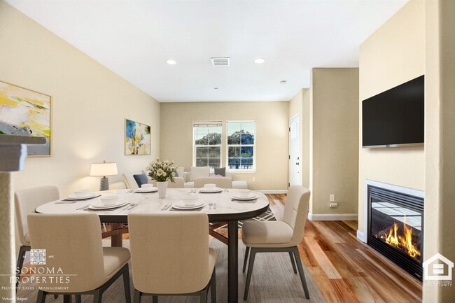 Building Photo - 3BR/2.5BA Townhome Close to the Sonoma Plaza!