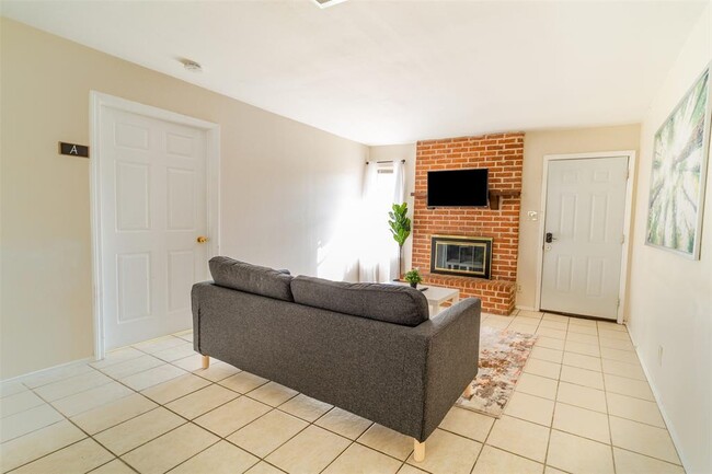Building Photo - 1738 Rutland Dr