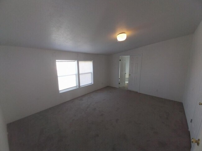 Building Photo - 1831 E Cornwall Rd