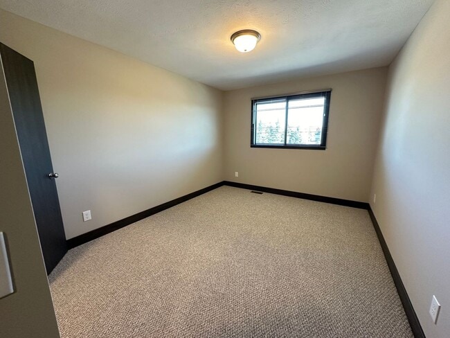 Building Photo - Newer Build - Four Bedroom Duplex in Caledonia!