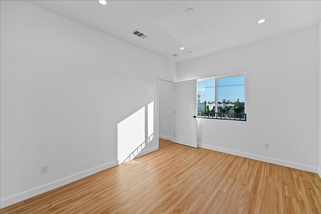 Building Photo - Modern Three Story Apartment!