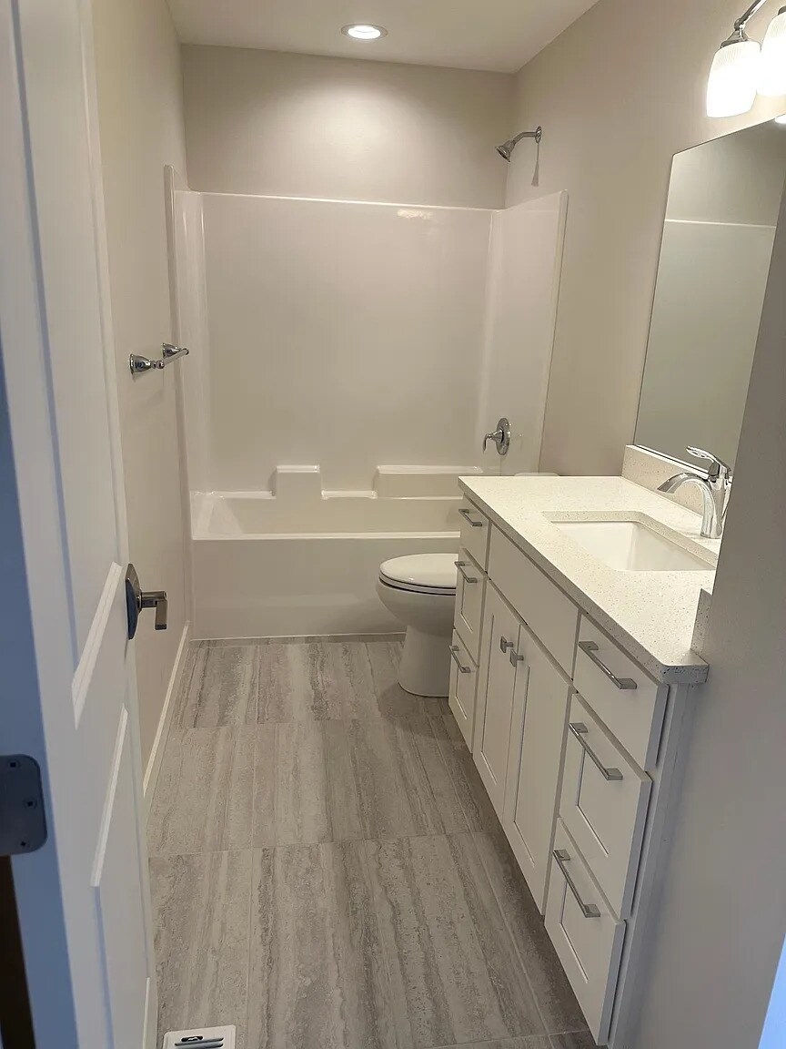 Building Photo - 910 Poplar Ave