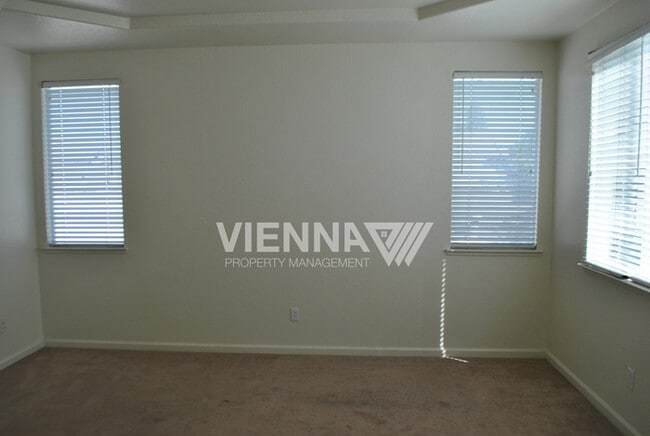 Building Photo - 7956 Robinson Dr