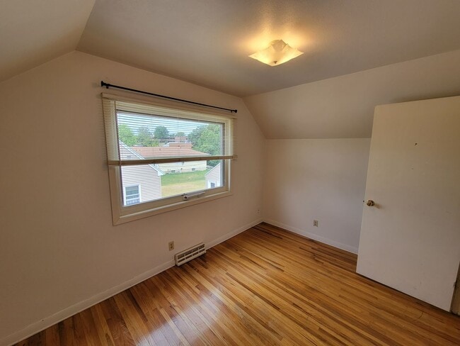 Building Photo - 4 bedroom 2 bath near campus!