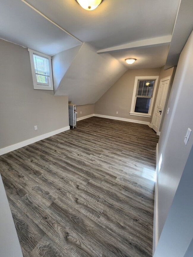 Building Photo - Large 1BR Unit - Freshly Remodeled