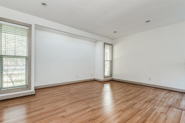 Building Photo - 3321 Oak Grove Ave