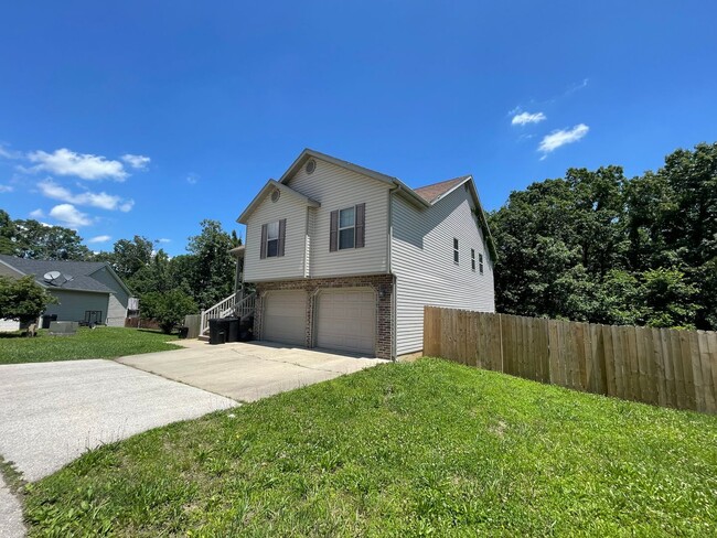 Building Photo - Well Maintained 4 Bedroom with a Privacy F...