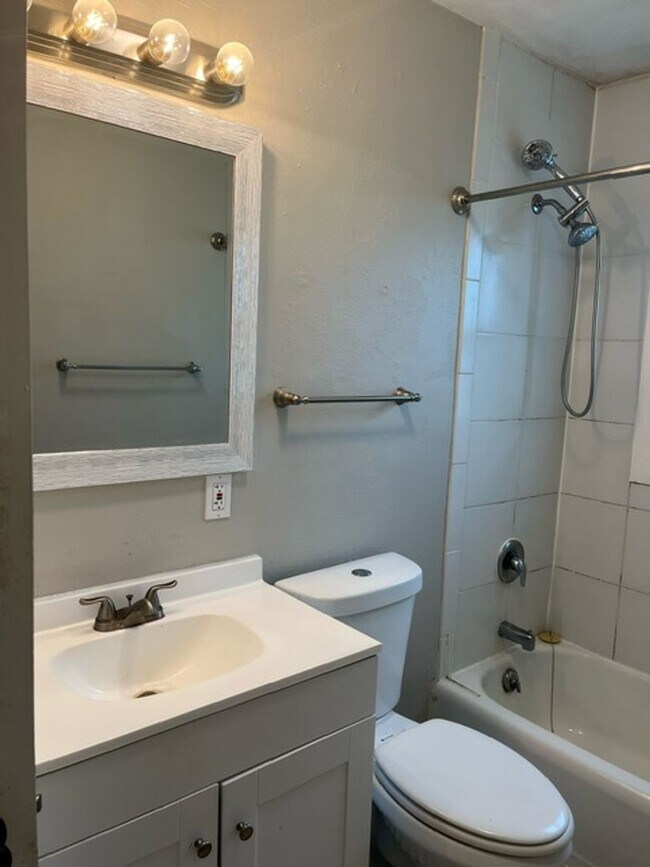 Building Photo - Super Cute 2 Bed 1 Bath House!