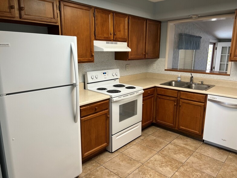 Kitchen - 10946 W Canterbury Dr