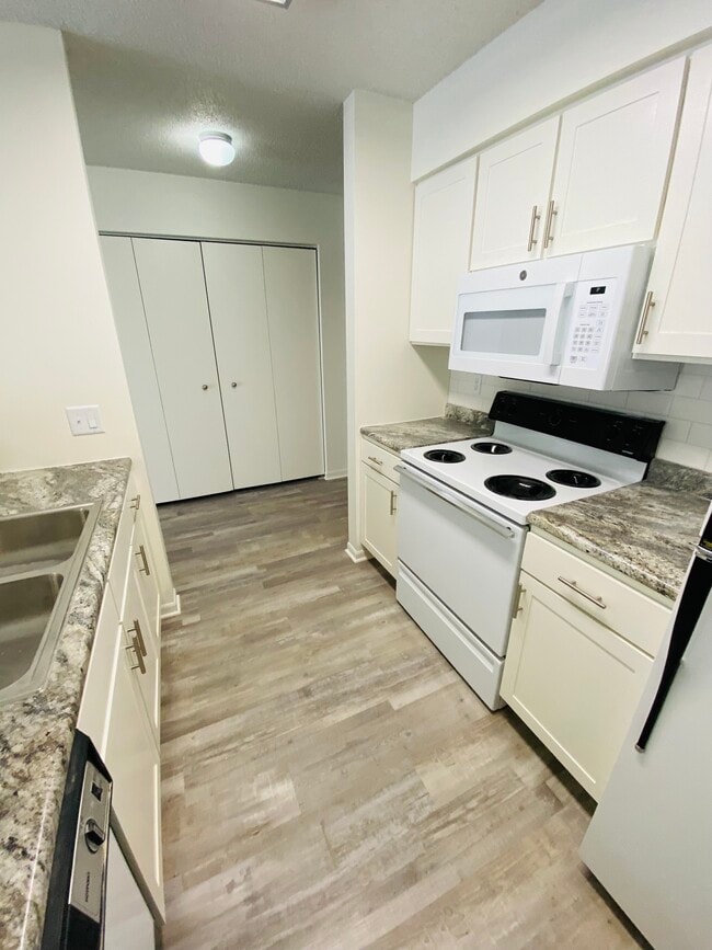Building Photo - 395