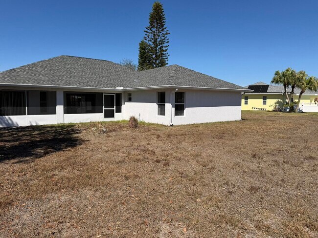 Building Photo - 137 SW Meade Cir