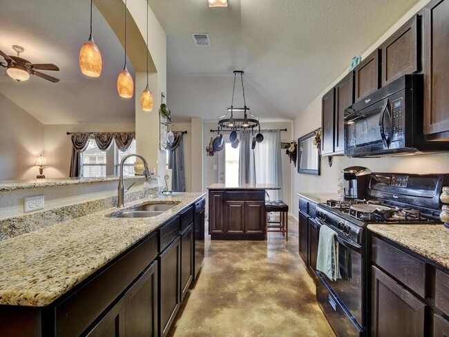 Building Photo - 1096 Twin Estates Dr