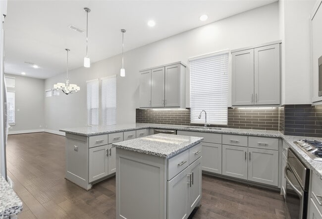 Building Photo - 819 Algona Ave