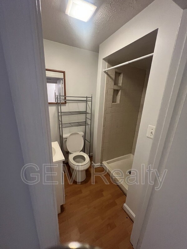 Building Photo - 405 Carnaby St