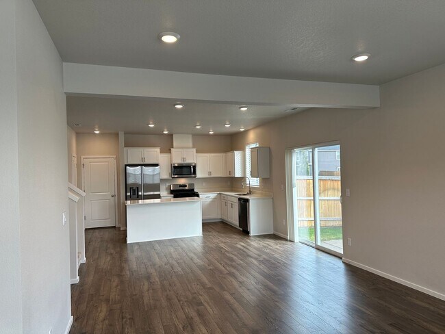 Building Photo - 4 bedroom 2.5 bathroom home!