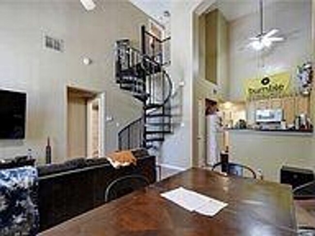 Building Photo - West Campus Condo Under $1000/Bedroom Walk...